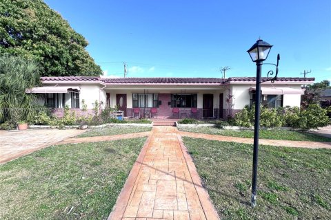 Propiedad comercial en Dania Beach, Florida 217.39 m2 № 2029574