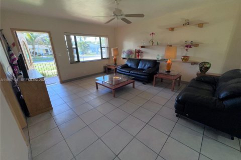 Propiedad comercial en venta en Dania Beach, Florida, 217.39 m2 № 2029574 - foto 7