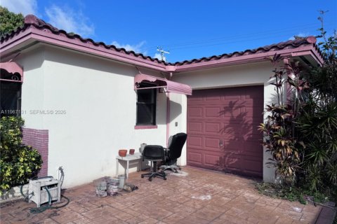 Propiedad comercial en venta en Dania Beach, Florida, 217.39 m2 № 2029574 - foto 2