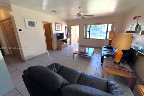 Propiedad comercial en venta en Dania Beach, Florida, 217.39 m2 № 2029574 - foto 6