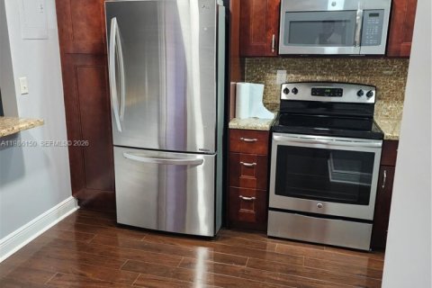 Copropriété à louer à Pembroke Pines, Floride: 2 chambres, 108.7 m2 № 2255093 - photo 2