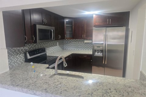 Снять в аренду кондоминиум в Майами, Флорида 1 спальня, 68.38м2, № 2058321 - фото 2