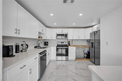 Copropriété à louer à North Bay Village, Floride: 2 chambres, 99.78 m2 № 2350537 - photo 12