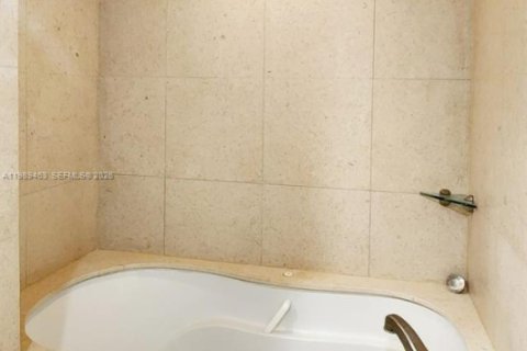 Condo in Miami Beach, Florida, 2 bedrooms  № 2051571 - photo 20
