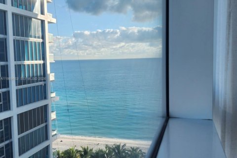 Condo in Miami Beach, Florida, 2 bedrooms  № 2051571 - photo 2