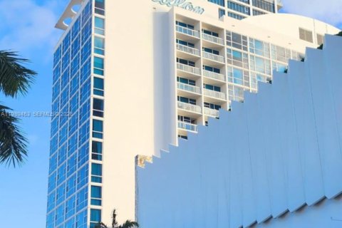 Condo in Miami Beach, Florida, 2 bedrooms  № 2051571 - photo 3