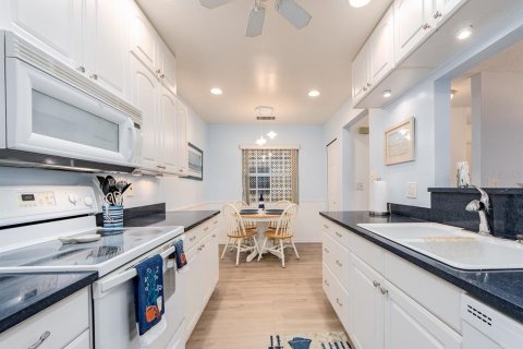 Condo in Belleair Beach, Florida, 2 bedrooms  № 2125192 - photo 13