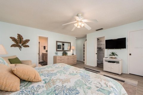 Condo in Belleair Beach, Florida, 2 bedrooms  № 2125192 - photo 21
