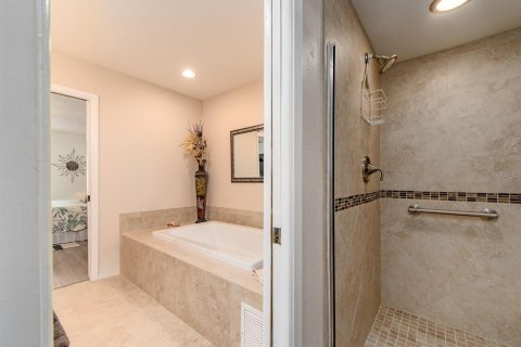 Condo in Belleair Beach, Florida, 2 bedrooms  № 2125192 - photo 24