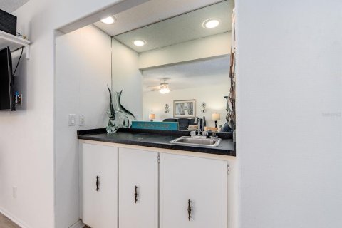 Condo in Belleair Beach, Florida, 2 bedrooms  № 2125192 - photo 18