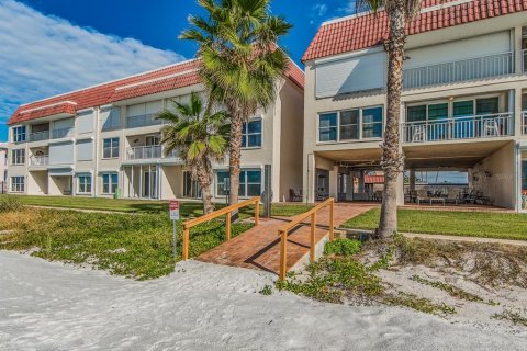 Condo in Belleair Beach, Florida, 2 bedrooms  № 2125192 - photo 30