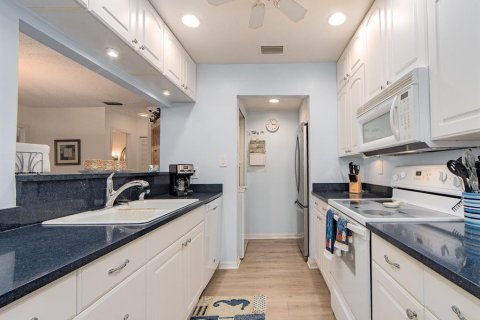 Condo in Belleair Beach, Florida, 2 bedrooms  № 2125192 - photo 11