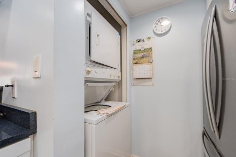 Condo in Belleair Beach, Florida, 2 bedrooms  № 2125192 - photo 12