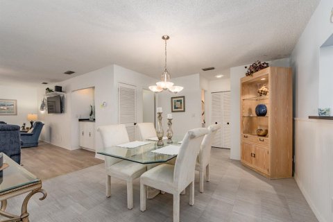 Condo in Belleair Beach, Florida, 2 bedrooms  № 2125192 - photo 17