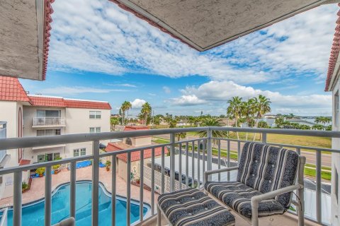 Condo in Belleair Beach, Florida, 2 bedrooms  № 2125192 - photo 9