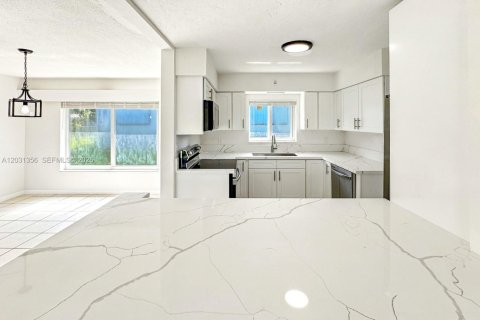 Villa ou maison à louer à Pompano Beach, Floride: 3 chambres, 107.67 m2 № 2241891 - photo 16