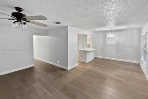 Casa en alquiler en Boca Raton, Florida, 3 dormitorios, 117.99 m2 № 1948613 - foto 3
