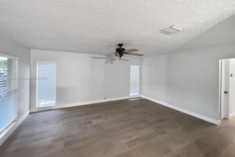 Casa en alquiler en Boca Raton, Florida, 3 dormitorios, 117.99 m2 № 1948613 - foto 12