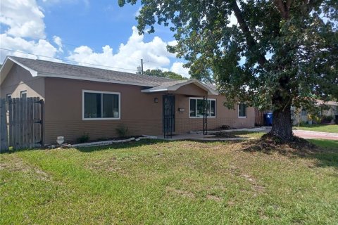 House in Saint Petersburg, Florida 3 bedrooms, 118.17 sq.m. № 1904155 - photo 1