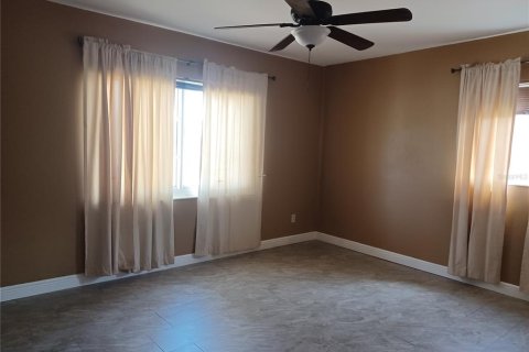 House in Saint Petersburg, Florida 3 bedrooms, 118.17 sq.m. № 1904155 - photo 10