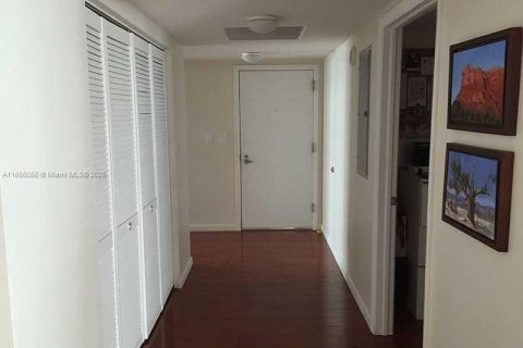 Condominio en alquiler en Miami, Florida, 2 dormitorios, 168.15 m2 № 1933360 - foto 3