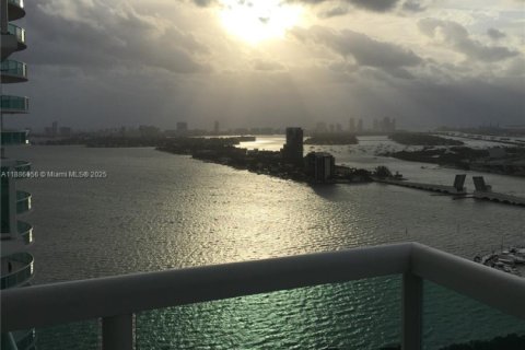 Condominio en Miami, Florida, 2 dormitorios  № 1933360