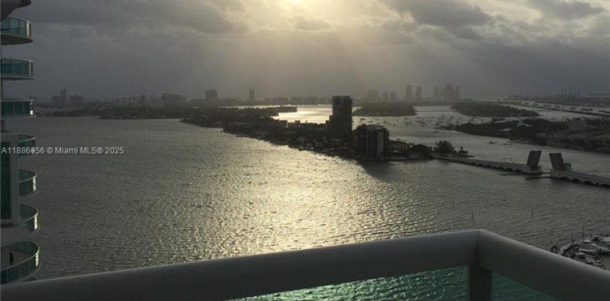 Condominio en Miami, Florida, 2 dormitorios  № 1933360