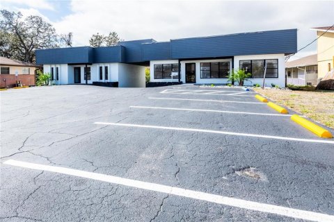 Propiedad comercial en alquiler en Port Richey, Florida, 185.8 m2 № 1782550 - foto 1