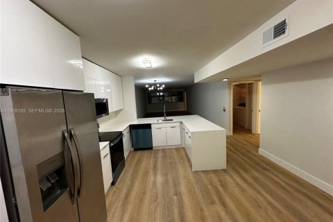Condo in Sunrise, Florida, 2 bedrooms № 2062282 - photo 16