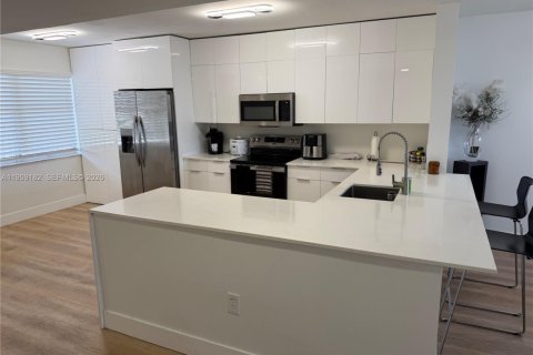Condo in Sunrise, Florida, 2 bedrooms № 2062282 - photo 2