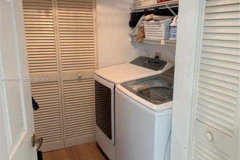 Condo in Sunrise, Florida, 2 bedrooms № 2062282 - photo 9