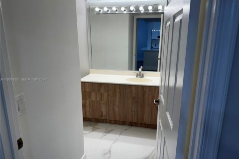 Condo in Sunrise, Florida, 2 bedrooms № 2062282 - photo 28