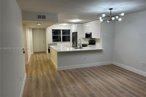 Condo in Sunrise, Florida, 2 bedrooms № 2062282 - photo 29