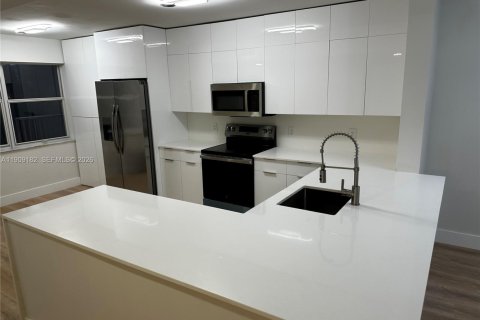 Condo in Sunrise, Florida, 2 bedrooms № 2062282 - photo 6