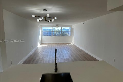 Condo in Sunrise, Florida, 2 bedrooms № 2062282 - photo 19