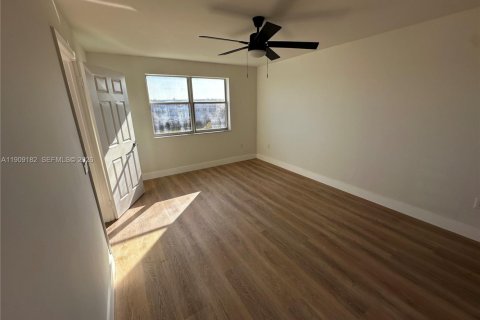 Condo in Sunrise, Florida, 2 bedrooms № 2062282 - photo 23