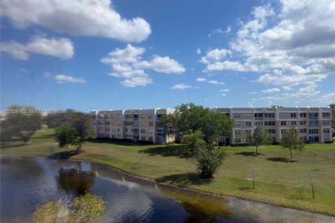 Condo in Sunrise, Florida, 2 bedrooms № 2062282 - photo 5
