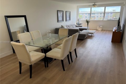 Condo in Sunrise, Florida, 2 bedrooms № 2062282 - photo 4