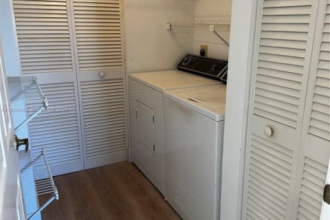 Condo in Sunrise, Florida, 2 bedrooms № 2062282 - photo 22
