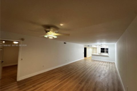 Condo in Sunrise, Florida, 2 bedrooms № 2062282 - photo 15
