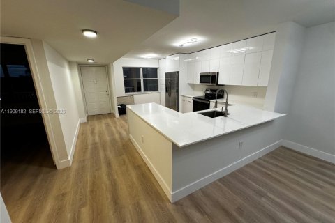 Condo in Sunrise, Florida, 2 bedrooms № 2062282 - photo 8