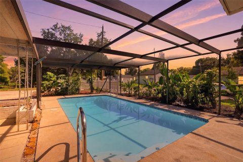 House in Saint Petersburg, Florida 3 bedrooms, 119.19 sq.m. № 2117807 - photo 2