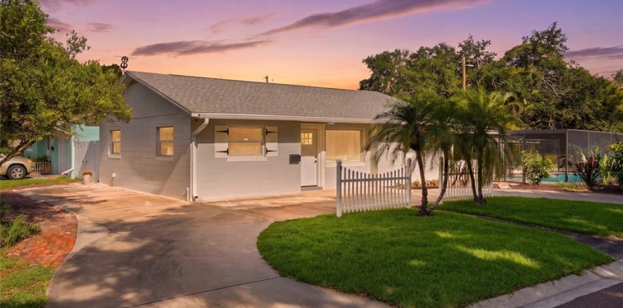 House in Saint Petersburg, Florida 3 bedrooms, 119.19 sq.m. № 2117807