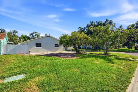 House in Saint Petersburg, Florida 3 bedrooms, 119.19 sq.m. № 2117807 - photo 24