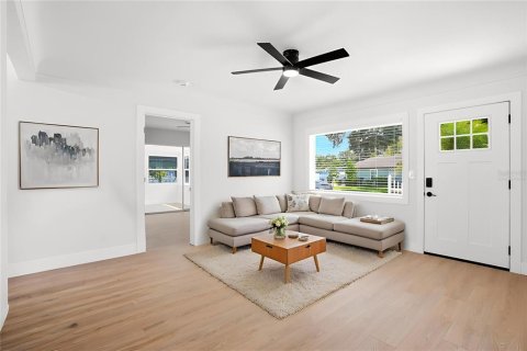 House in Saint Petersburg, Florida 3 bedrooms, 119.19 sq.m. № 2117807 - photo 7