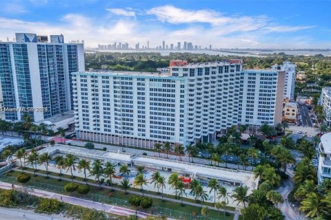 Condo in Miami Beach, Florida, 1 bedroom  № 2080282 - photo 22