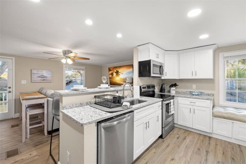 House in Palm Harbor, Florida 6 bedrooms, 317.35 sq.m. № 2323000 - photo 24