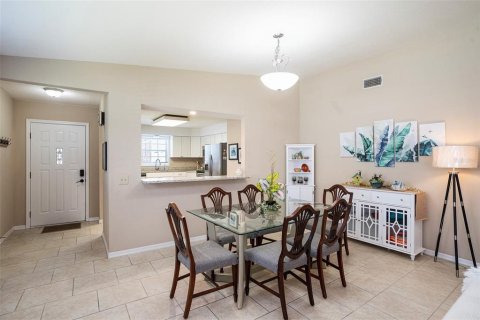 House in Zephyrhills, Florida 2 bedrooms, 133.22 sq.m. № 1899828 - photo 7