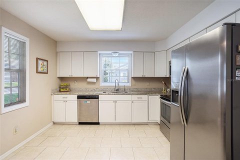 House in Zephyrhills, Florida 2 bedrooms, 133.22 sq.m. № 1899828 - photo 10