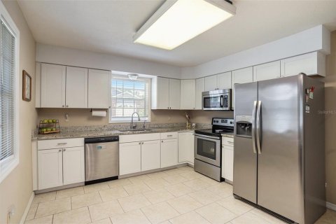 House in Zephyrhills, Florida 2 bedrooms, 133.22 sq.m. № 1899828 - photo 8